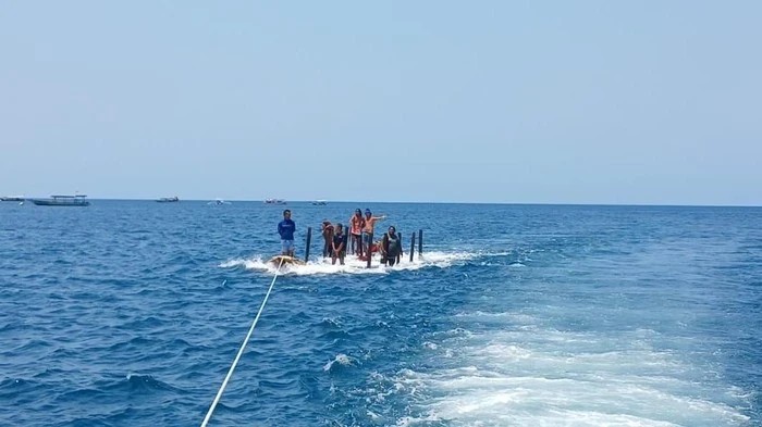 Dramatic Rescue: Tourists and Crew Saved from Sinking Boat near Gili Trawangan!