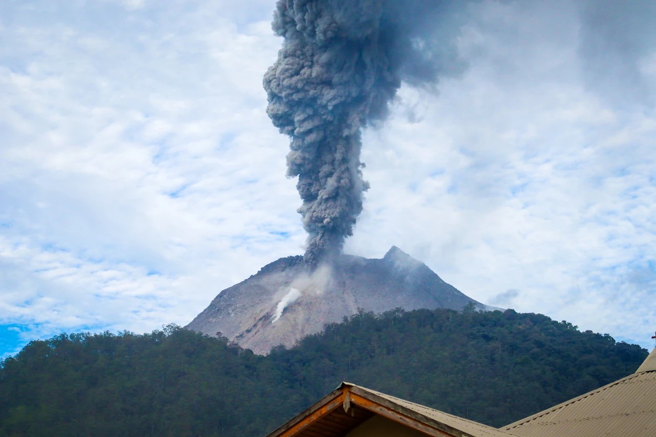 Volcanic Eruption Disrupts Bali: Over 30 Flights Canceled and Delayed