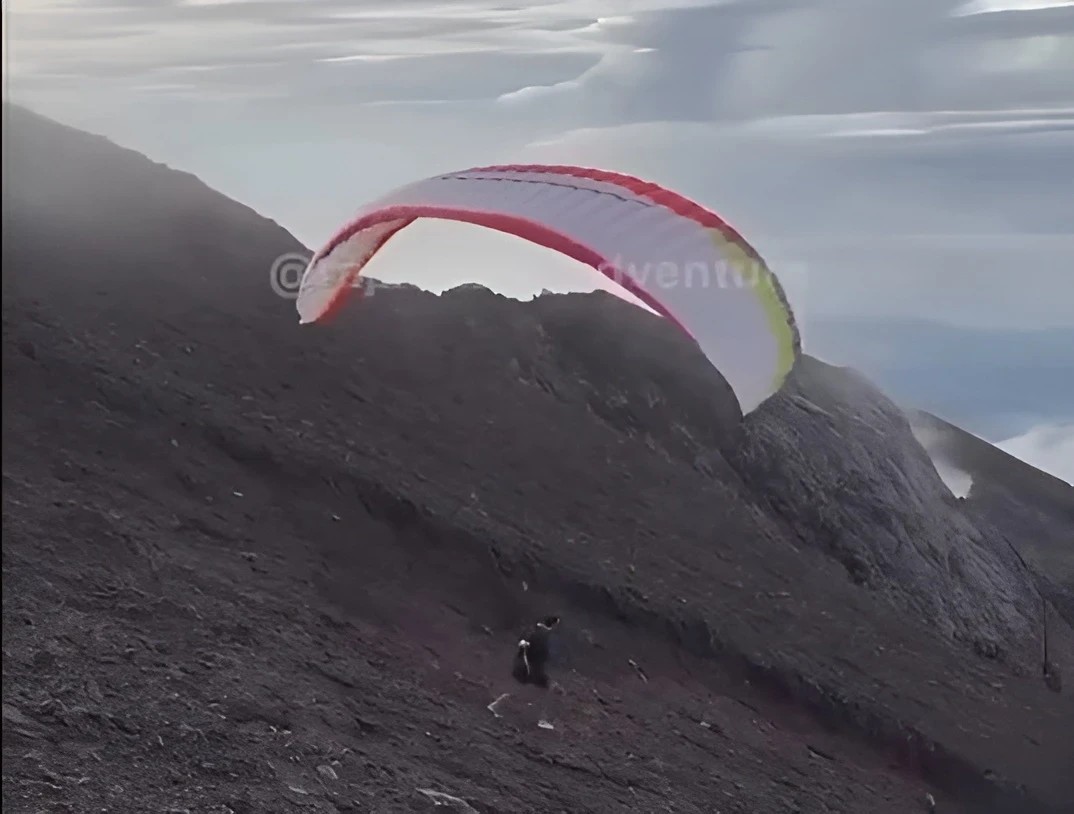 Foreigner Takes the Leap: Paragliding Down Mount Agung!